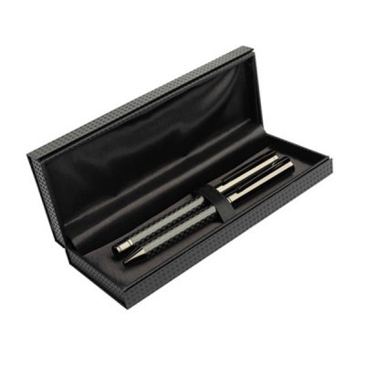 Estojo preto com caneta e porta-canetas prateados e cinzentos com padrão entrelaçado