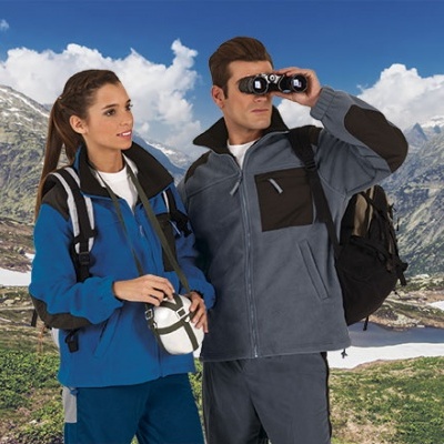 Homem e mulher em roupa de trekking com mochila e binóculos nas montanhas nevadas