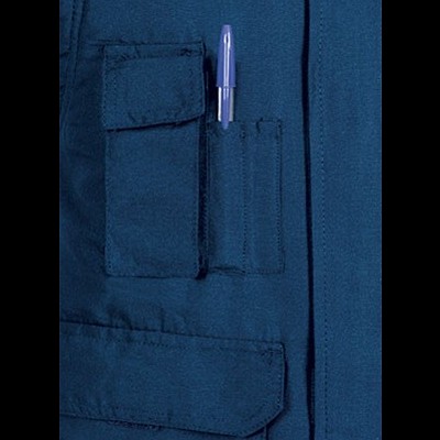 Roupa azul escuro com bolsos e caneta azul