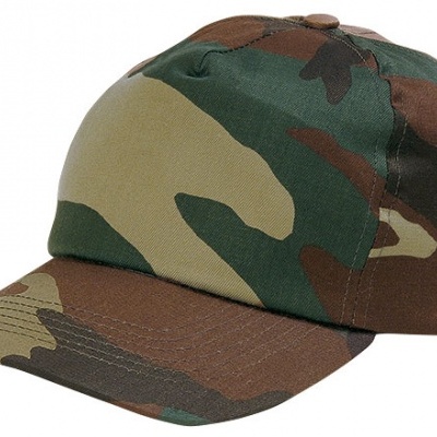 Boné camuflado em tecido com padrão verde, castanho e bege