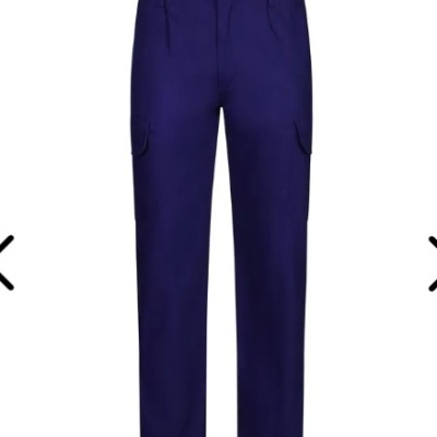 Calças azuis escuras com bolsos laterais e botão na cintura