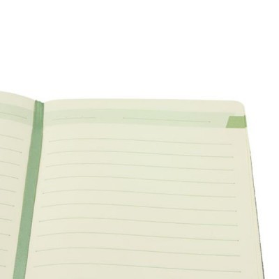Caderno aberto com páginas de linhas e marcador verde