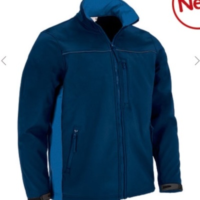 Casaco azul escuro com fechos e detalhes azuis mais claros