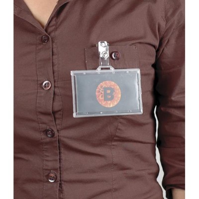 Crachá transparente com cartão cinza e letra B numa camisa castanha