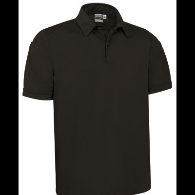 Polo masculino preto com gola clássica e botões em fundo branco