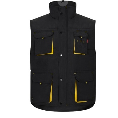 Colete de trabalho preto com detalhes amarelos e quatro bolsos