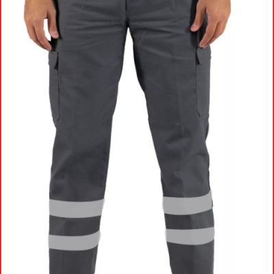 Calças de trabalho cinzentas com faixas refletoras e calçado cinzento com detalhes verdes