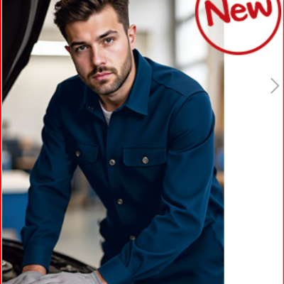 Homem com camisa ou macacão azul escuro a trabalhar em motor de carro num interior bem iluminado