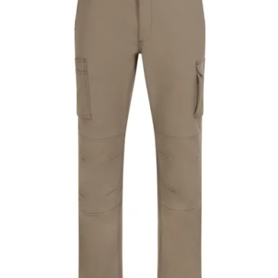 Calças cargo castanho claro com bolsos laterais em fundo branco