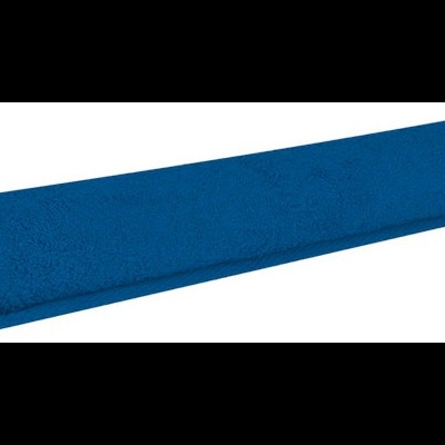 Toalha desportiva azul enrolada em fundo branco