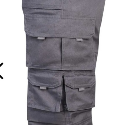 Calça cinza com múltiplos bolsos com abas e velcro
