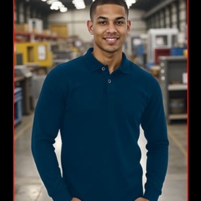 Homem com camisola azul escura de gola e botões em ambiente industrial