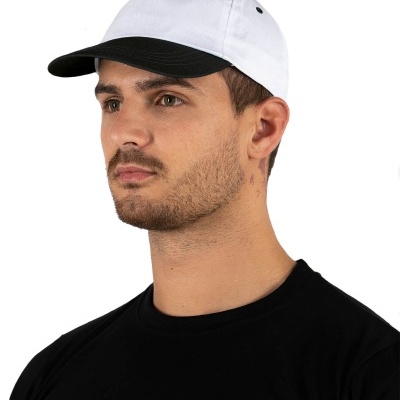 Boné desportivo branco e preto usado por homem com roupa preta