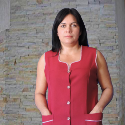 Colete feminino vermelho com botões e detalhes brancos, usado por mulher