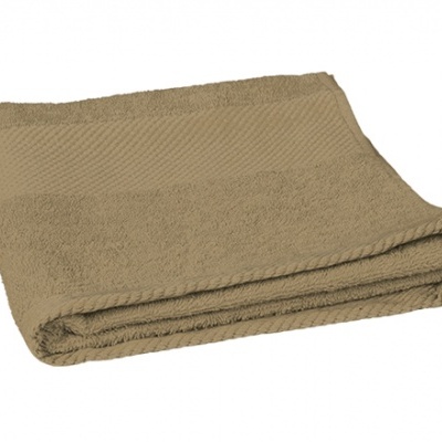 Toalha de banho castanha dobrada