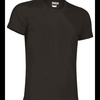 T-shirt preta básica de manga curta com etiqueta na gola.