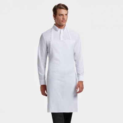 Avental branco liso de comprimento médio usado por homem com camisa branca e calças pretas