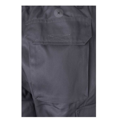 Calças pretas com bolso lateral de aba com botão