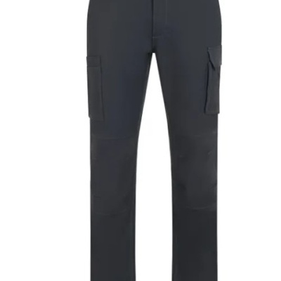 Calças pretas com bolsos laterais tipo cargo