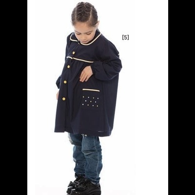 Criança com casaco azul escuro de botões dourados e bolso com detalhes em branco