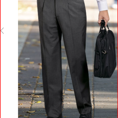 Calças cinza compridas usadas com cinto preto e sapatos pretos, com camisa branca e pasta preta