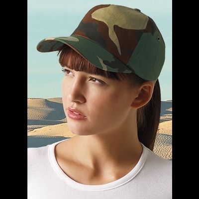 Boné camuflado de baseball em modelo feminino ao ar livre