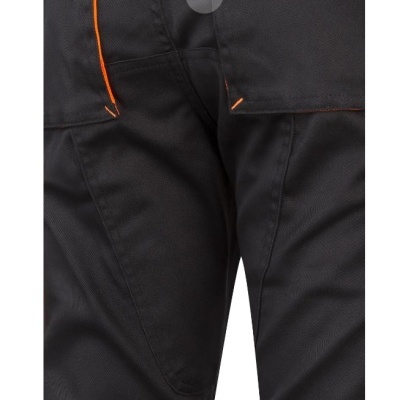 Calças pretas com detalhes em laranja em fundo branco