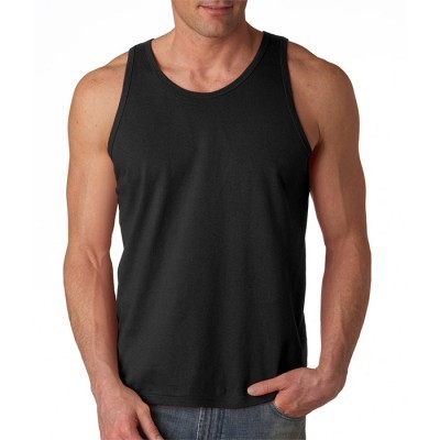 Camisola de alças preta num homem com calças de ganga