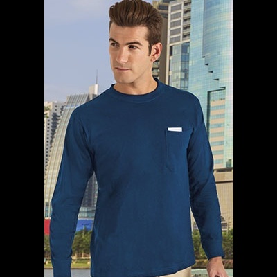 homem com camisola azul escura de manga comprida e bolso no peito