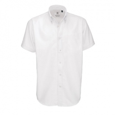 Camisa branca de manga curta com bolso e botões