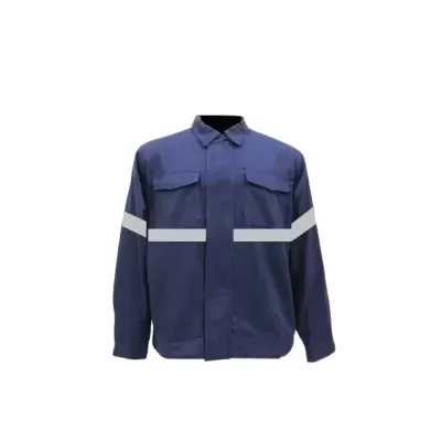 Casaco azul escuro com fita refletora branca e bolsos superiores