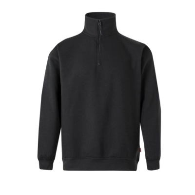 Sweatshirt preta com fecho de correr até meio da frente e gola alta