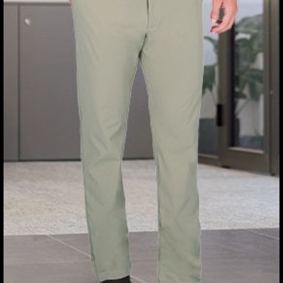 Calças de homem bege claras com cinto castanho e sapatos pretos em ambiente interior.