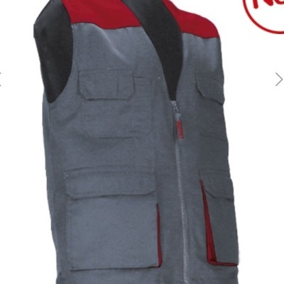 Colete de trabalho cinza e vermelho com vários bolsos e zíper