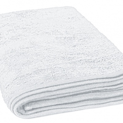 Toalha branca felpuda dobrada