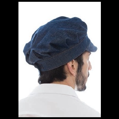 Homem de perfil usando chapéu tipo boina azul escuro em tecido texturizado