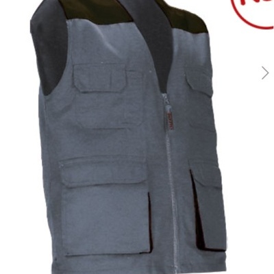 Colete cinzento com bolsos e detalhes pretos