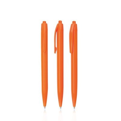 Três canetas esferográficas laranja com clip e clique sobre fundo branco