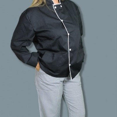 Uniforme profissional com casaco preto e calças xadrez