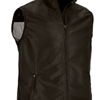 Colete preto com fecho zip na frente e bolso lateral com fecho.