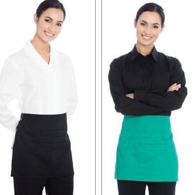 Duas mulheres em roupas profissionais com aventais de cintura preto e verde.