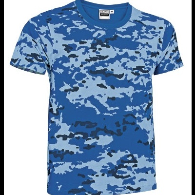 T-shirt azul com padrão camuflado em diferentes tons