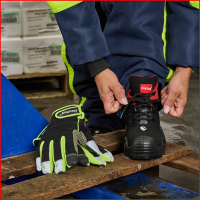 luvas de trabalho verdes e pretas e bota de segurança preta com vermelho