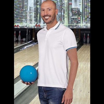 Homem a jogar bowling com camisa polo branca e bola azul