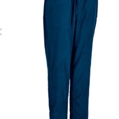 Calças desportivas azul escuro com cós elástico e cordão.