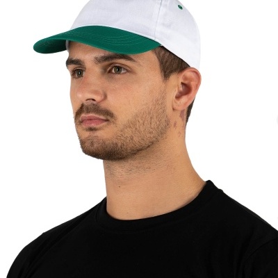 Boné branco com aba verde usado por homem