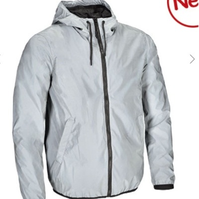 Casaco impermeável cinza claro com fecho preto e capuz em fundo branco