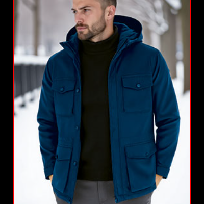 Homem de casaco azul escuro com capuz em ambiente nevado