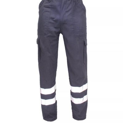 Calças de trabalho azuis escuras com faixas refletoras brancas nas pernas
