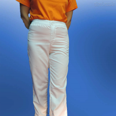 Calças brancas com cinturilha elástica usadas por pessoa com camisola laranja, fundo azul.